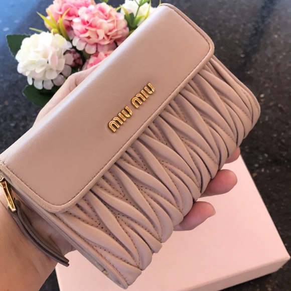 ๐ฏ Authentic & Preloved Miu Miu Metalasse compact wallet with box - Picture 5 of 17